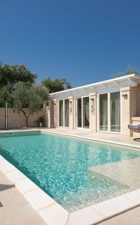 Terra Mater: bassin, Extérieur, Extérieurs