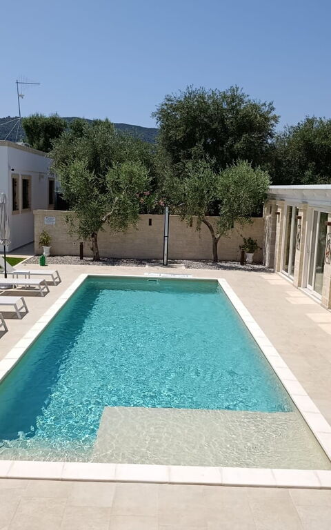 Terra Mater: bassin, Extérieur, Extérieurs