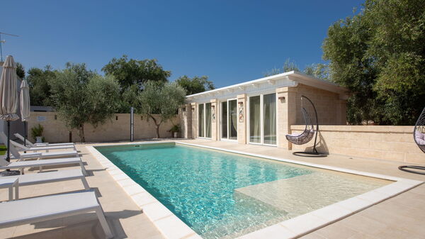 Terra Mater: bassin, Extérieur, Extérieurs