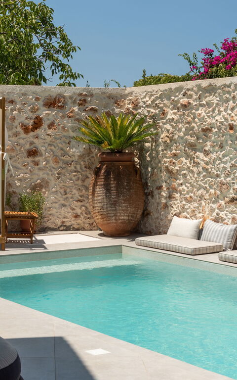 Villa Paul: bassin, Extérieur, Extérieurs