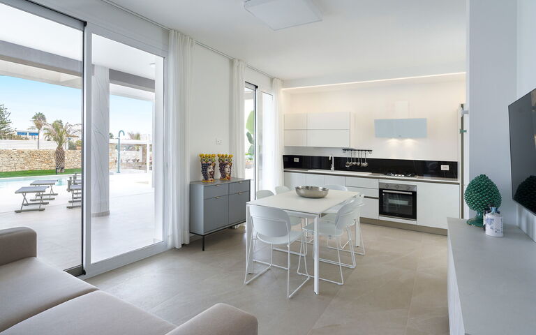 Villa Paradisus: Cuisine, Salle à manger, Salon