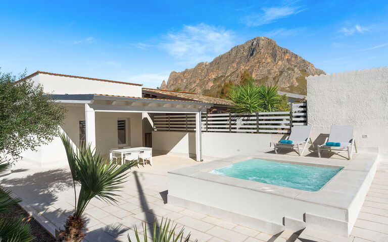 La Siesta: bassin, Extérieur, Extérieurs