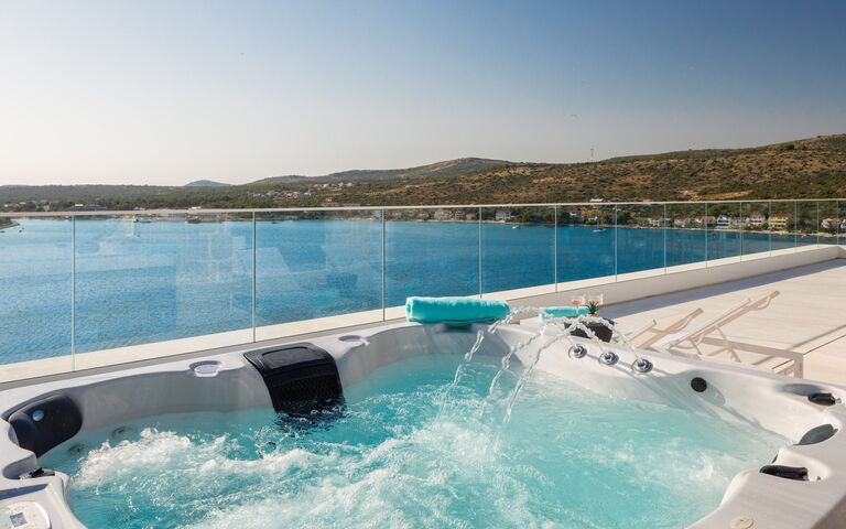 Villa Olive Vista 2: Extérieur, Extérieurs, jacuzzi, Vues