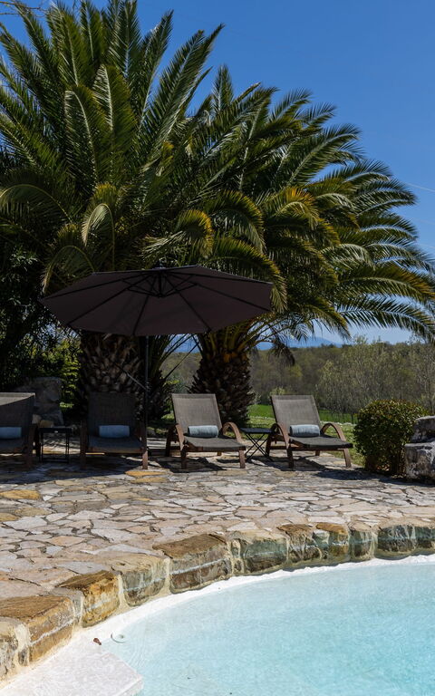 Casale Delle Mele: bassin, Jardin