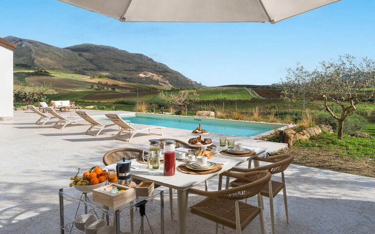 Villa Sike: Balcon / Terrasse / Patio, bassin, Extérieur, Extérieurs, Vues