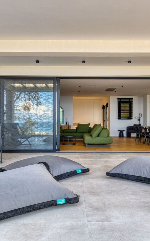 Villa Dominante: Extérieur, Extérieurs