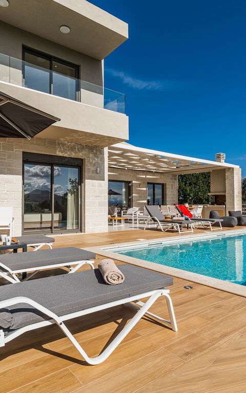 Villa Orientem Bis: bassin, Extérieur, Extérieurs