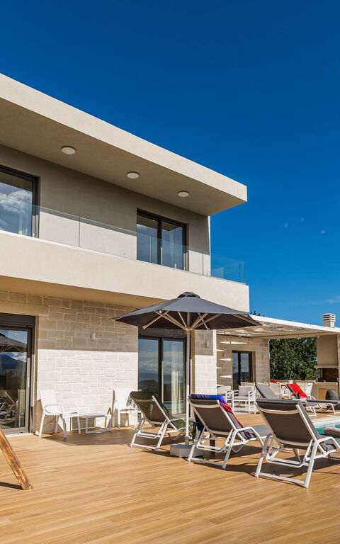 Villa Orientem Bis: bassin, Extérieur, Extérieurs