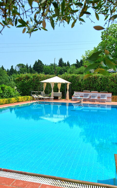 Villa Adriana: bassin, Extérieur, Extérieurs