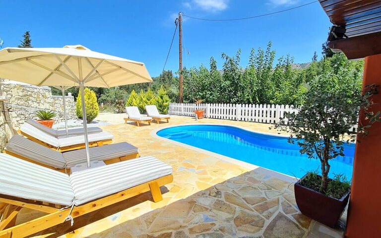 Villa Nikolas: bassin, Extérieurs