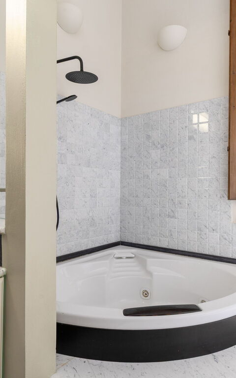 Villa Silvia: jacuzzi, Salle de bain