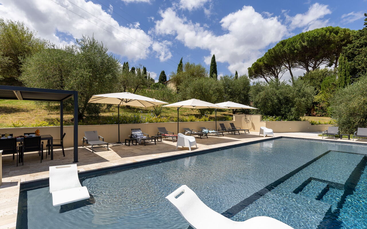 Villa Silvia: bassin, Extérieurs