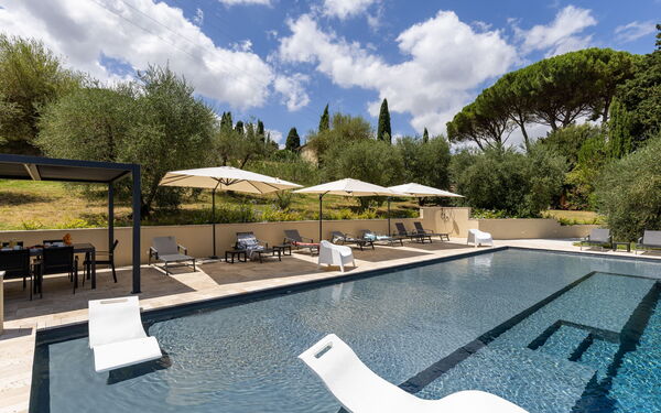 Villa Silvia: bassin, Extérieurs