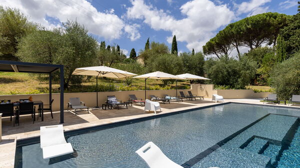 Villa Silvia: bassin, Extérieurs