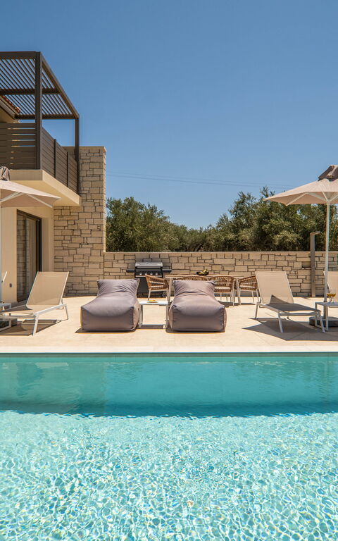 Villa Zen Chrysi: bassin, Extérieur, Extérieurs