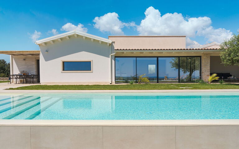 Netina Domus: bassin, Extérieur