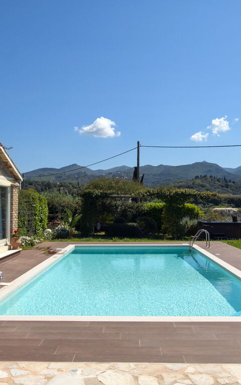 Villa Irida: bassin, Extérieur