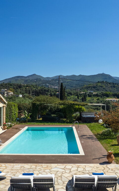 Villa Irida: bassin, Extérieur