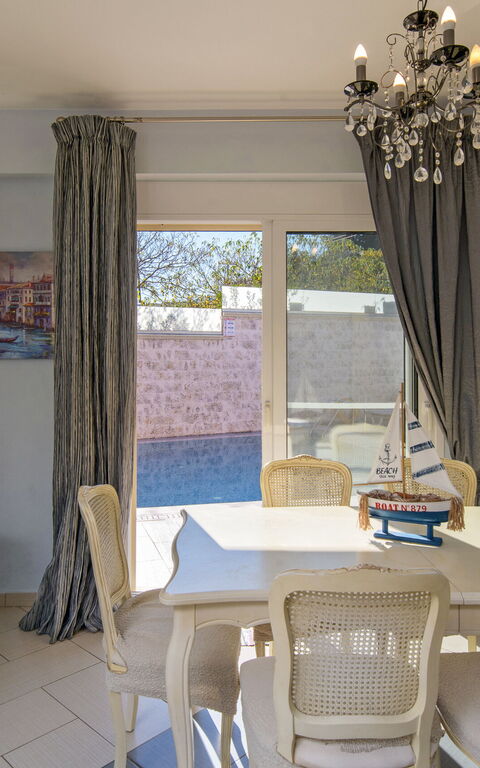 Doctor'S House: Salle à manger