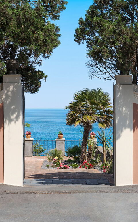 Villa Continella: Entrée principale, Vues