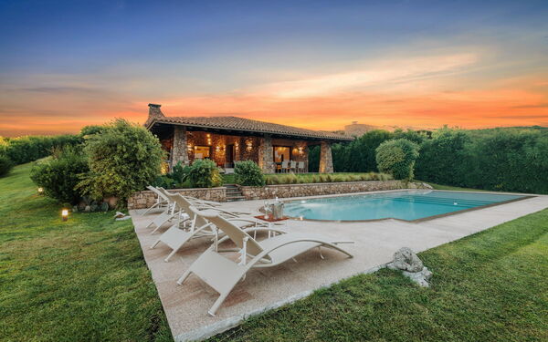 Villa Marinella: bassin, Extérieurs