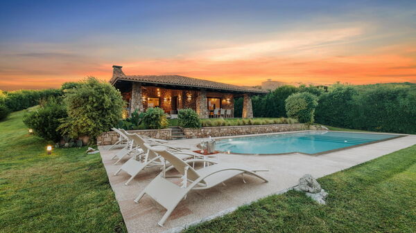 Villa Marinella: bassin, Extérieurs