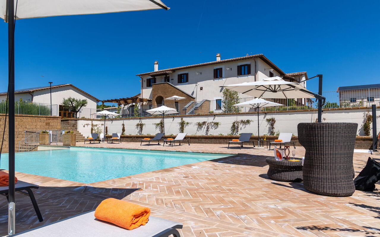 Tenuta Poggio Guiano: bassin, Extérieur, Extérieurs