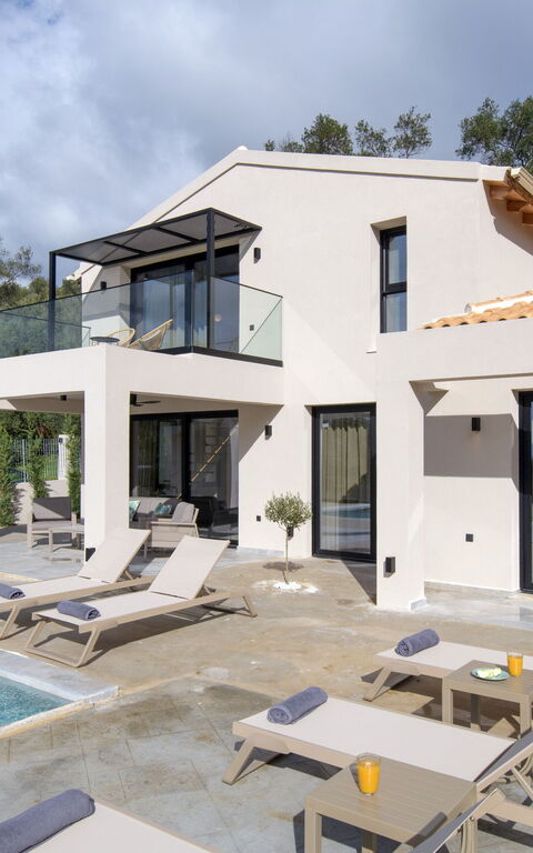 Villa Elais: bassin, Extérieur