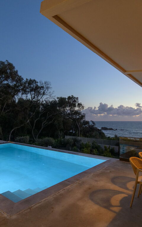 Villa Elais: bassin, Extérieur