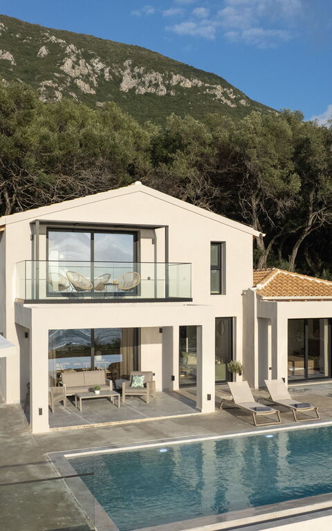 Villa Elais: bassin, Extérieur