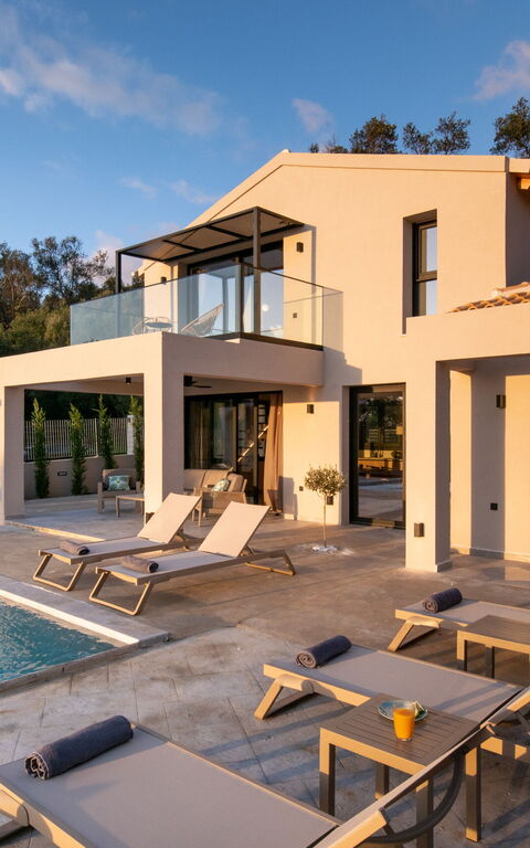 Villa Elais: bassin, Extérieur