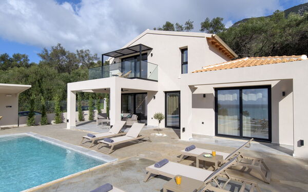 Villa Elais: bassin, Extérieur