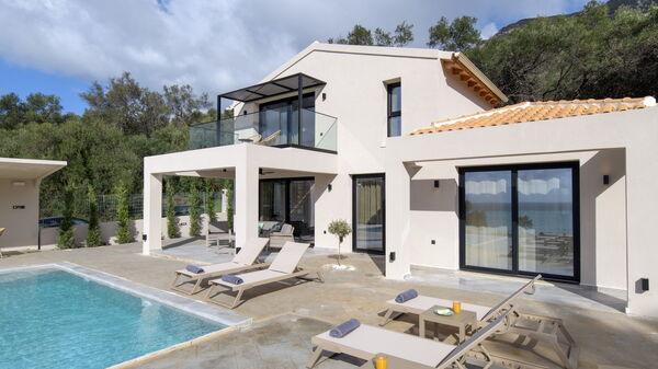 Villa Elais: bassin, Extérieur