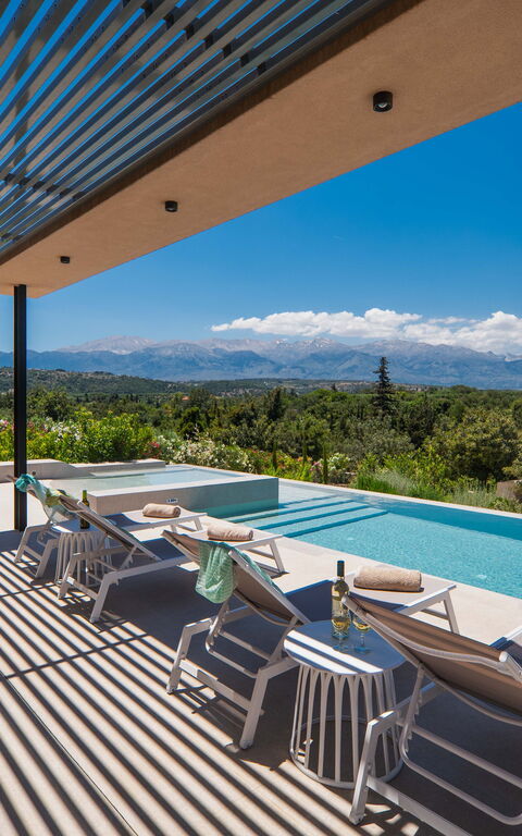 Villa Melia: bassin, Extérieur