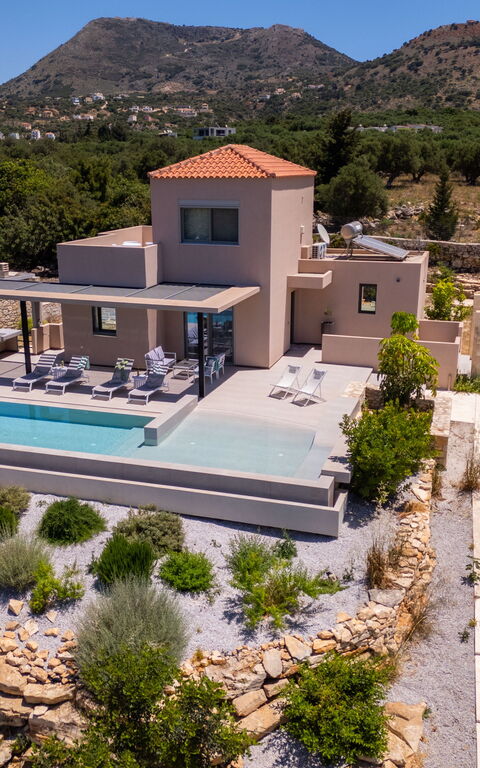 Villa Melia: bassin, Extérieur