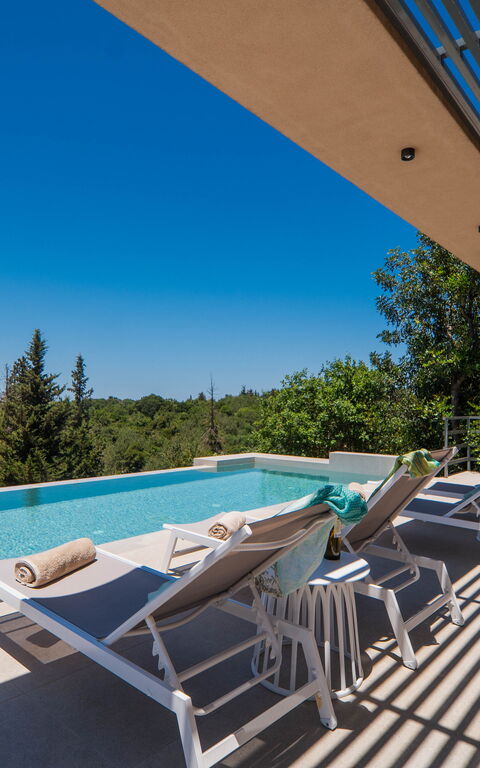 Villa Melia: bassin, Extérieur