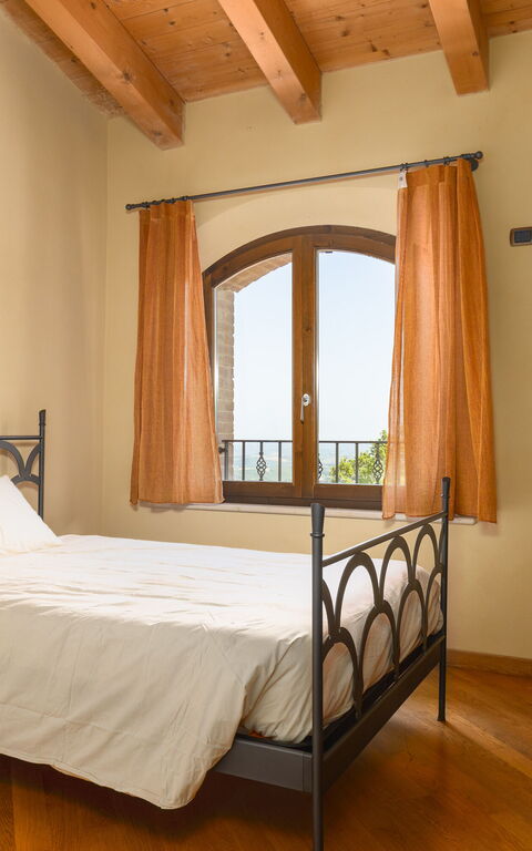 Villa Belvedere San Bartolo: chambre à coucher