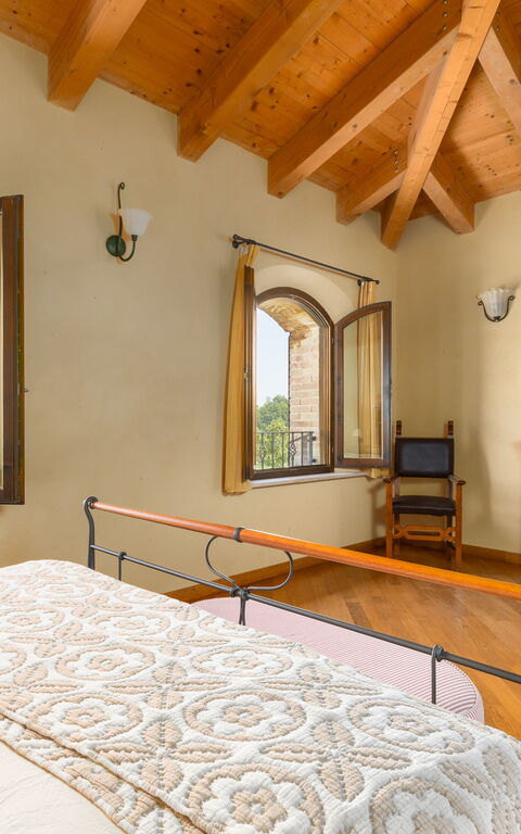 Villa Belvedere San Bartolo: chambre à coucher