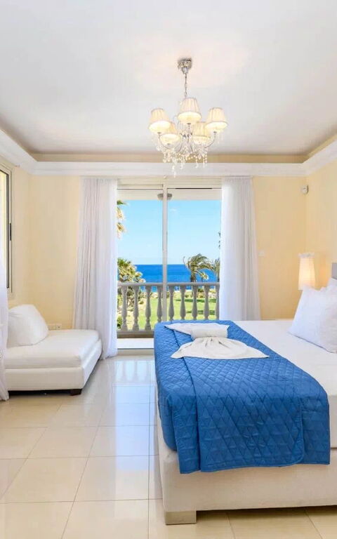Royal Beachfront Villa: chambre à coucher