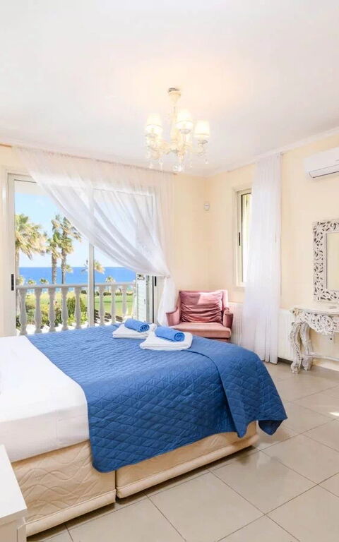 Royal Beachfront Villa: chambre à coucher