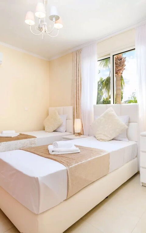 Royal Beachfront Villa: chambre à coucher