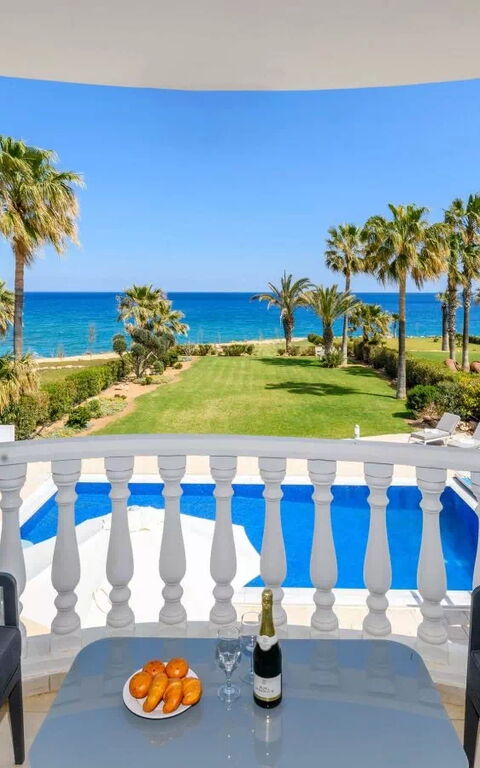 Royal Beachfront Villa: bassin, Extérieur, Extérieurs, Jardin, Vues