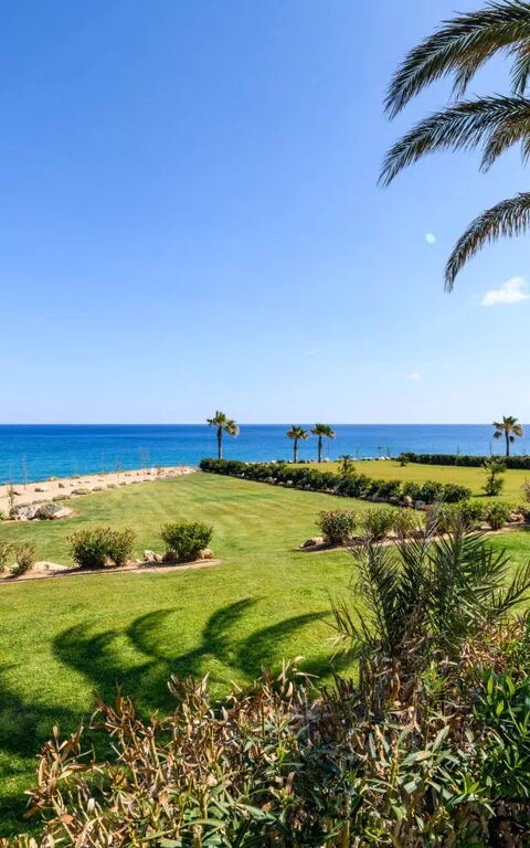 Royal Beachfront Villa: Extérieur, Extérieurs, Jardin, Vues