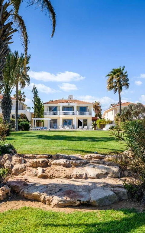 Royal Beachfront Villa: Extérieur, Extérieurs, Jardin