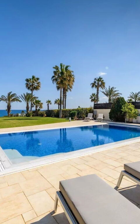 Royal Beachfront Villa: Extérieur, Extérieurs, Jardin, Vues