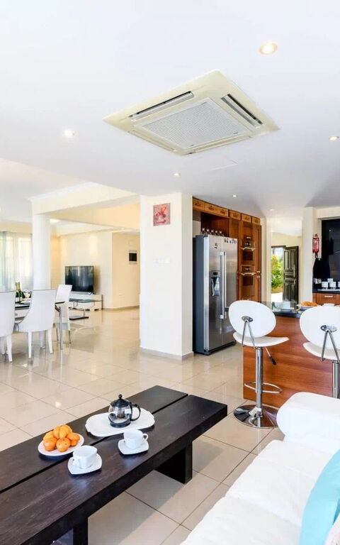 Royal Beachfront Villa: Salle à manger, Salon