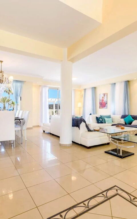 Royal Beachfront Villa: Salle à manger, Salon