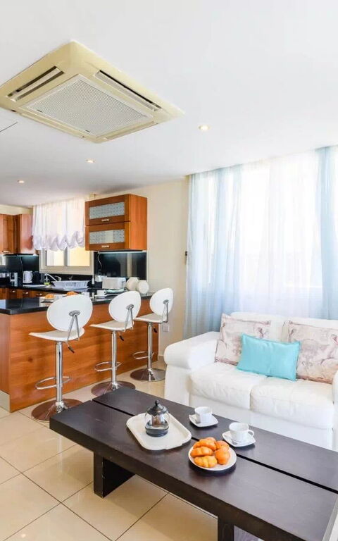 Royal Beachfront Villa: Cuisine, Salon