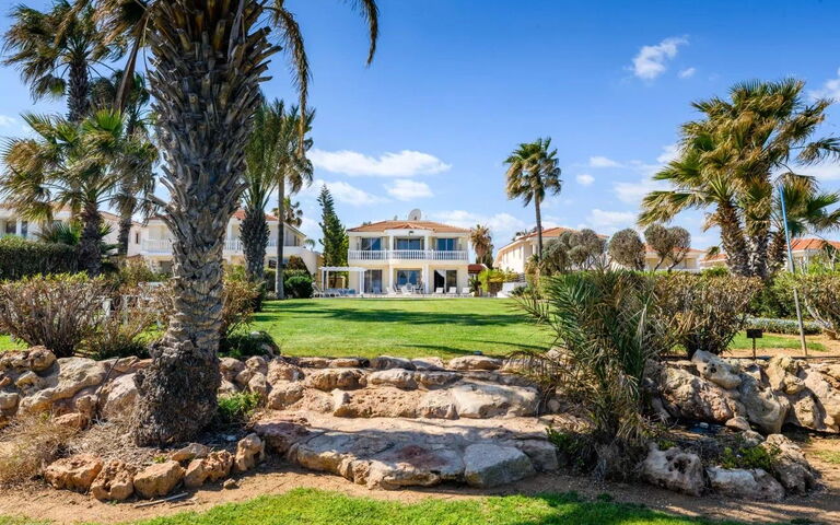 Royal Beachfront Villa: Extérieur, Extérieurs, Jardin