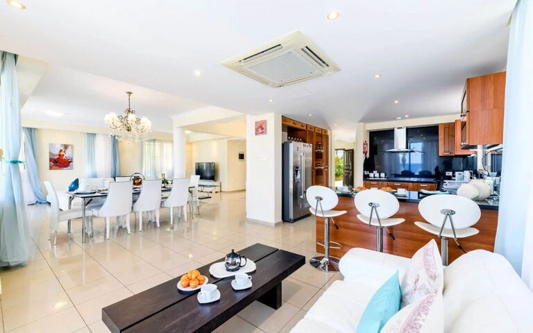 Royal Beachfront Villa: Salle à manger, Salon